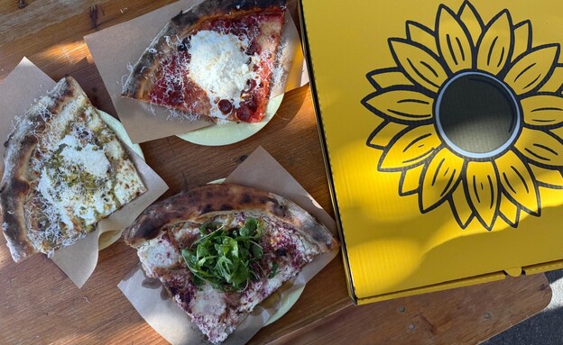 סאנפלאואר פיצה. כל משולש רבע פיצה סאנפלאואר פיצה. כל משולש רבע פיצה