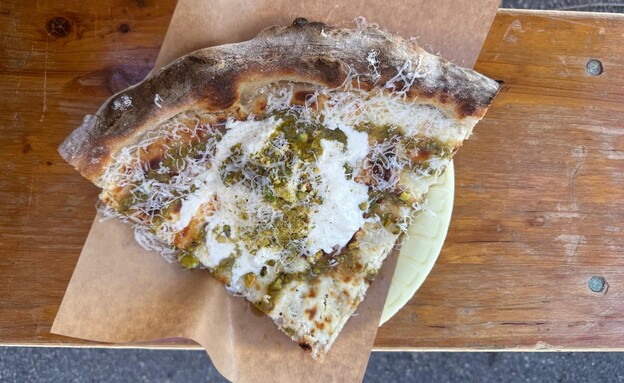 סאנפלאואר פיצה. ביאנקה עם פיסטוק סאנפלאואר פיצה. ביאנקה עם פיסטוק