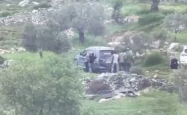 תיעוד: מתנחלים תקפו משפחה פלסטינית ביו