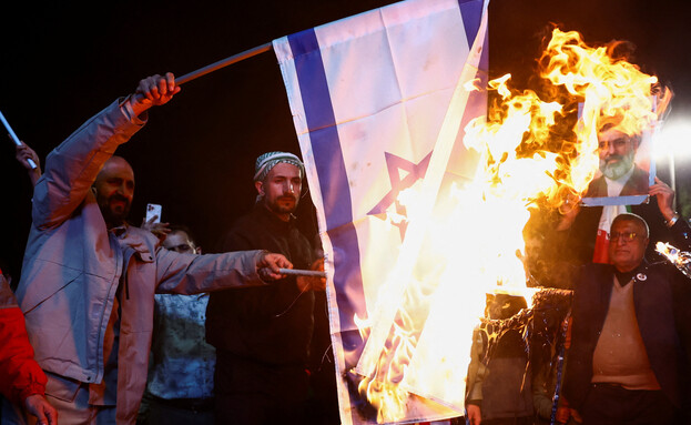 חגיגות בטהראן ושרפת דגלי ישראל לאחר הכרזת הפסקת אש חגיגות בטהראן ושרפת דגלי ישראל לאחר הכרזת הפסקת אש