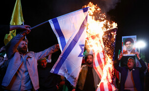 חגיגות בטהראן ושרפת דגלי ישראל לאחר הכרזת הפסקת אש (צילום: רויטרס)