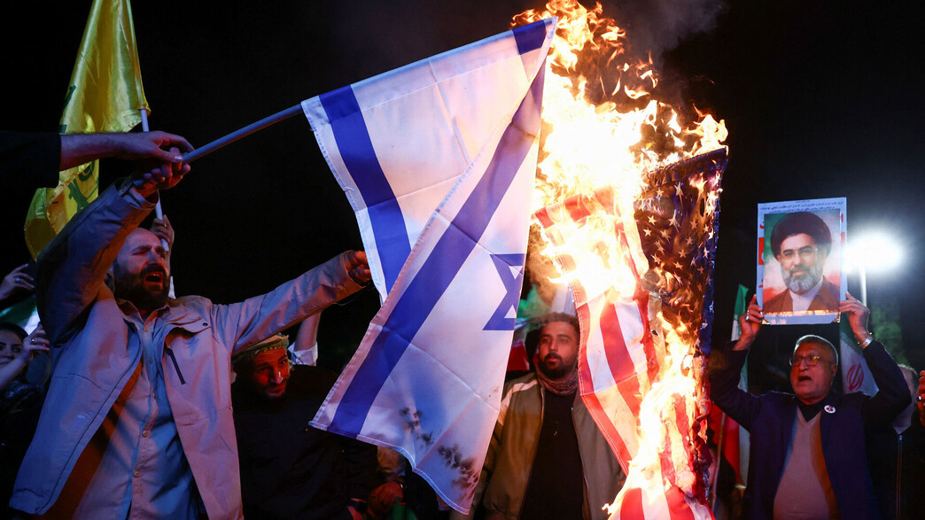 חגיגות בטהראן ושרפת דגלי ישראל לאחר הכרזת הפסקת אש חגיגות בטהראן ושרפת דגלי ישראל לאחר הכרזת הפסקת אש