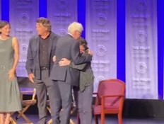 עוד תיעוד קורע לב של מייקל ג'יי פוקס, שזוכה לחיבוק אוהב מהריסון פו עוד תיעוד קורע לב של מייקל ג'יי פוקס, שזוכה לחיבוק אוהב מהריסון פו