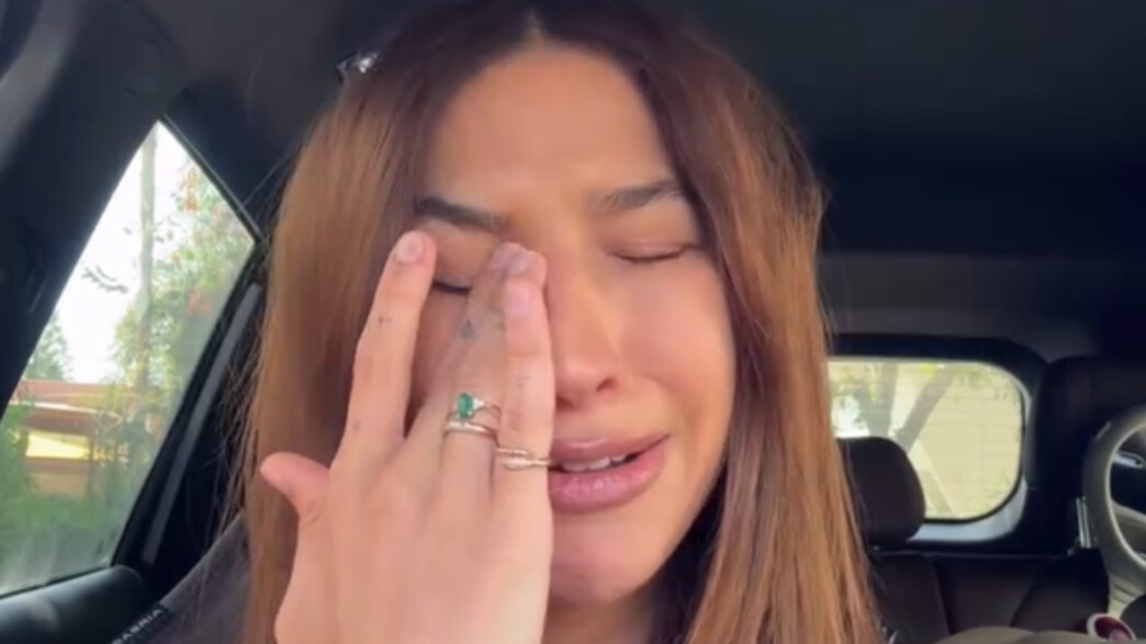 שני גולדשטיין בוכה באוטו שני גולדשטיין בוכה באוטו