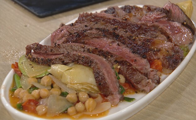 סטייק וואגיו על סלט חם של ארטישוק וחומוס סטייק וואגיו על סלט חם של ארטישוק וחומוס