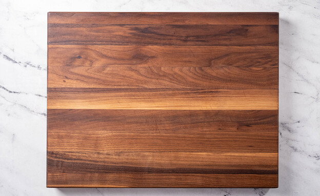 קרש חיתוך מעץ מלא. קצת מפונק, אבל עמוס ביתרונות