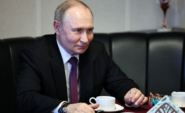 פוטין על ספינת המלחמה הרוסית אדמירל גריגורוביץ' (צילום: רויטרס) פוטין על ספינת המלחמה הרוסית אדמירל גריגורוביץ' (צילום: רויטרס)