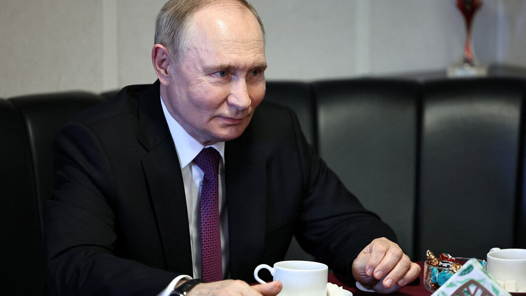 פוטין על ספינת המלחמה הרוסית אדמירל גריגורוביץ' פוטין על ספינת המלחמה הרוסית אדמירל גריגורוביץ'