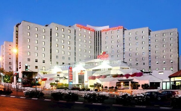 קניון סנטר 1 בשתי הקומות התחתונות של הבניין