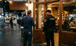 שיחה מחוץ למסעדה