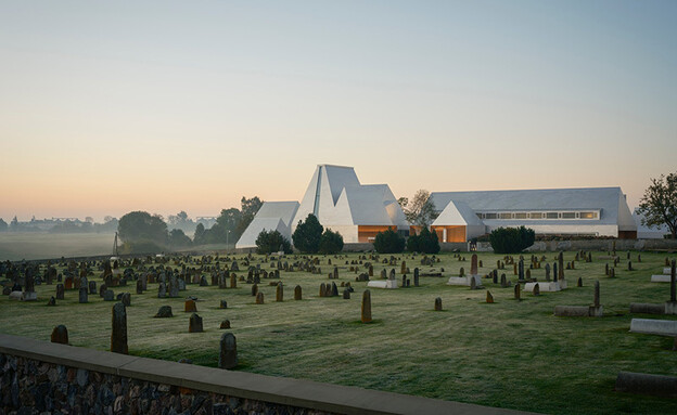 מוזיאון שטעטל ליטא מבט מבית הקברות אדריכלות LMA מוזיאון שטעטל ליטא מבט מבית הקברות אדריכלות LMA