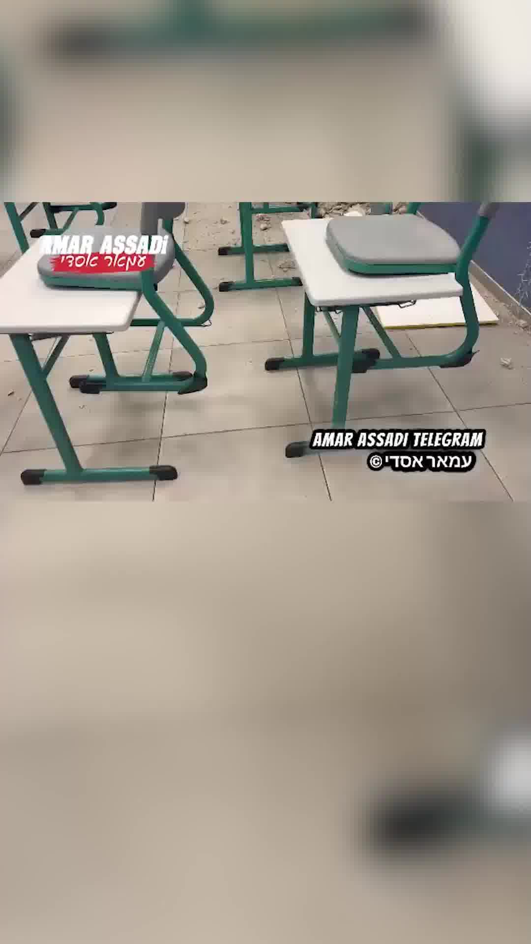 בטון בכל מקום וכיסאות הפוכים: תיעוד מהכיתה שנפגעה בדיר אל-אסד