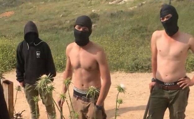יהודים רעולי פנים מסתובבים עם אלות (צילום: לפי סעיף 27 א')
