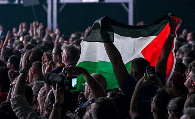 דגל פלסטין מונף באירוויזיון 2025 בבזל (צילום: FABRICE COFFRINI/AFP via Getty Images) דגל פלסטין מונף באירוויזיון 2025 בבזל (צילום: FABRICE COFFRINI/AFP via Getty Images)