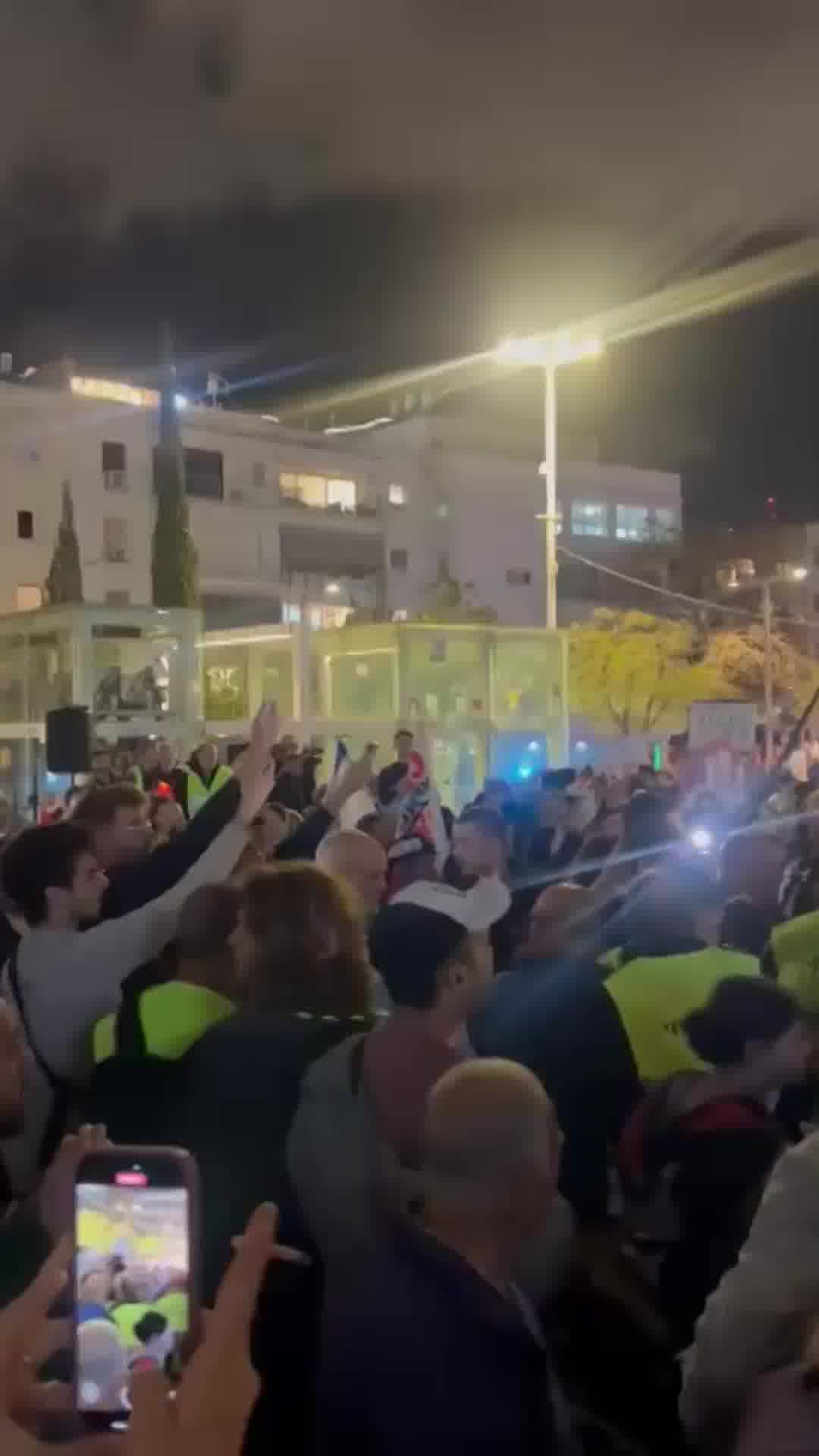 תיעוד: מרדכי דוד ואנשיו נדחקים אל מחוץ להפגנה בכיכר הבימה על ידי המפגינים