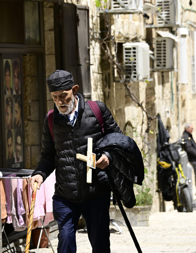 מאמין עם צלב מאמין עם צלב