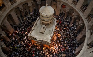 מבט מלמעלה מהקפלה העליונה על המתפללים שזכו להדליק את הנרות (צילום: אורטל צבר)