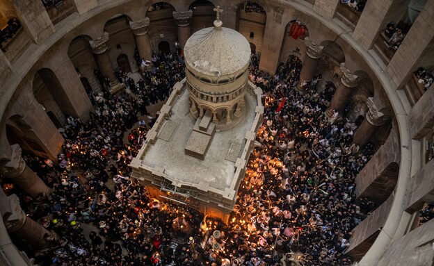 מבט מלמעלה מהקפלה העליונה על המתפללים שזכו להדליק את הנרות (צילום: אורטל צבר)