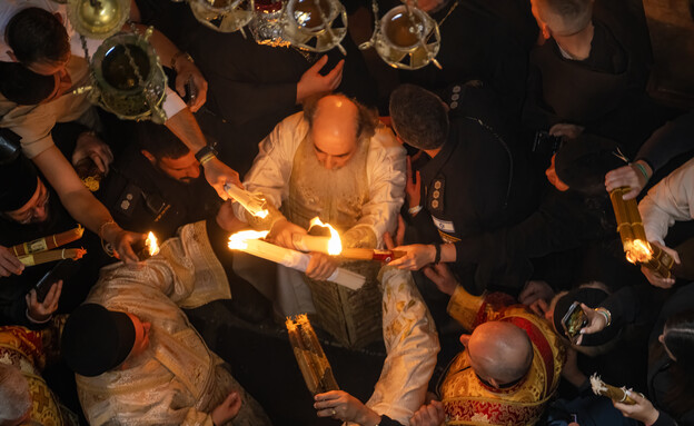 רגע העברת האש הקדושה מהפטריארך למאמינים בכנסיה רגע העברת האש הקדושה מהפטריארך למאמינים בכנסיה