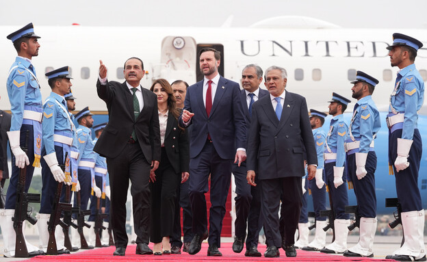 בכירים אמריקנים מגיעים לפקיסטן