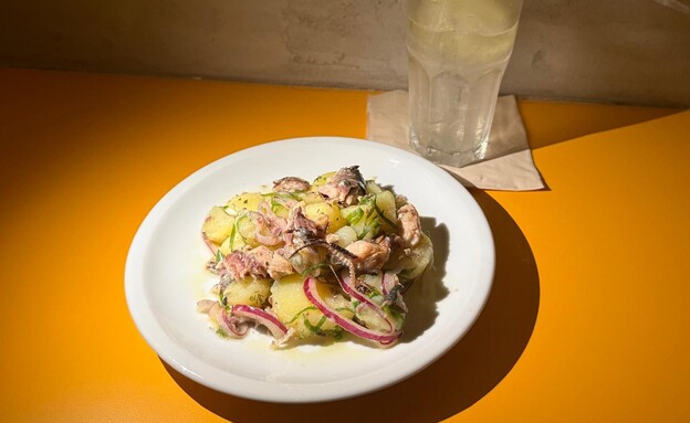 סלט תפוחי אדמה וסרדין. חמאה דה פיג'וטו