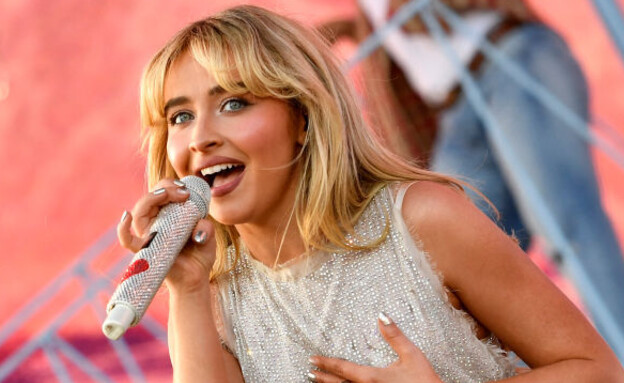 סברינה קרפנטר (צילום: VALERIE MACON/AFP via Getty Images) סברינה קרפנטר (צילום: VALERIE MACON/AFP via Getty Images)