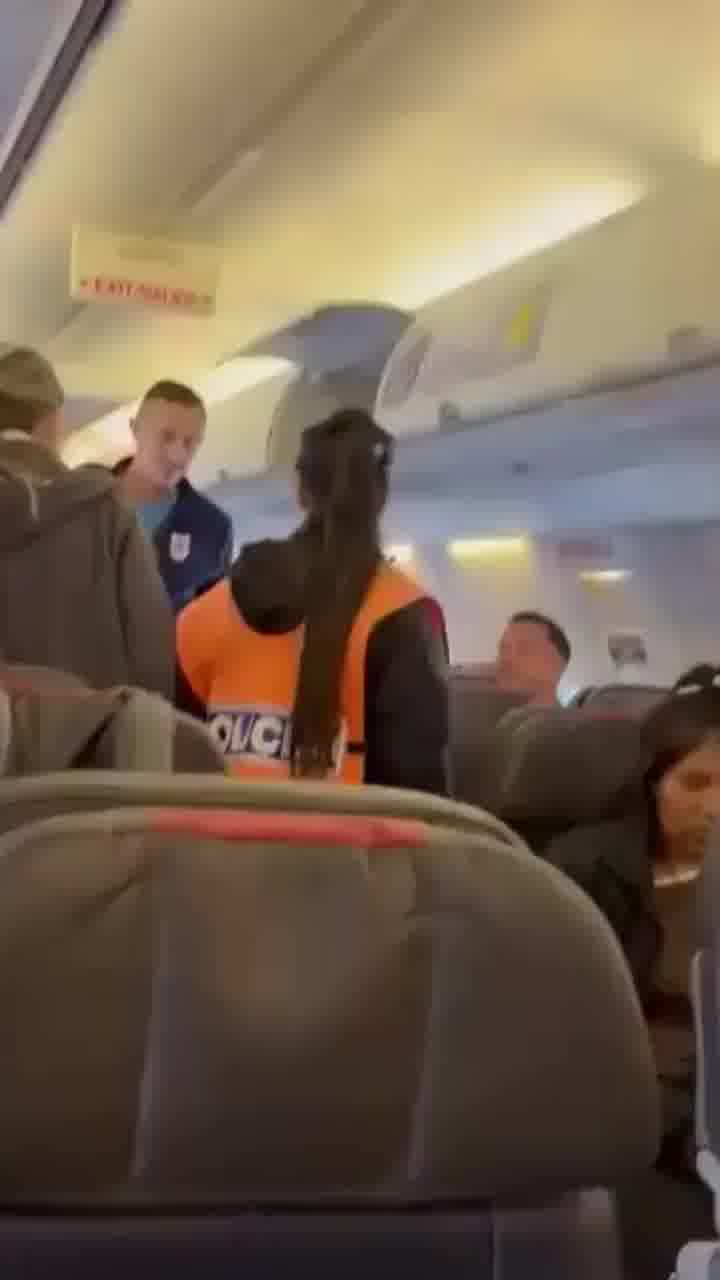כשהוא אזוק בידיו: שחקן הכדורגל הארגנטינאי צעק "פצצה" ונזרק מהטיסה בדרך למשחק