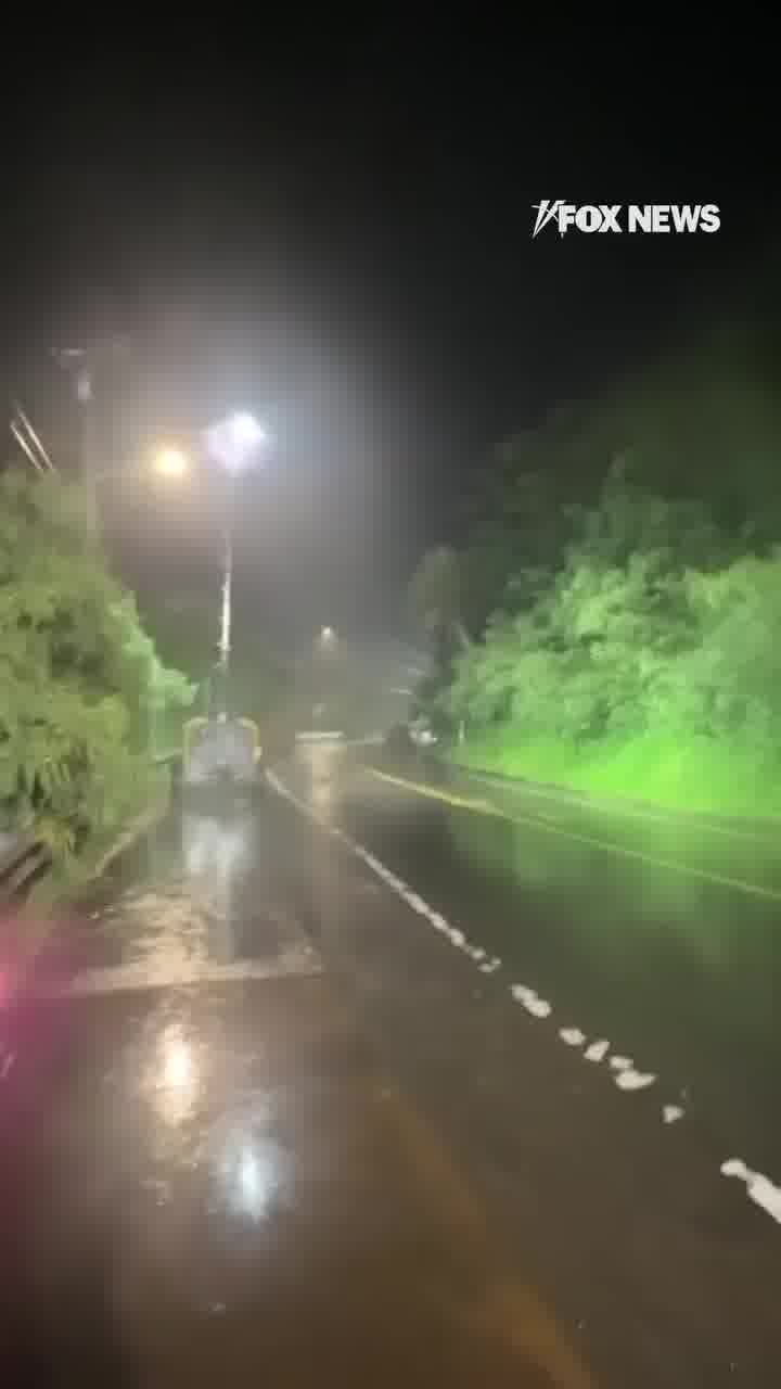 משוגע לגמרי: סלעי ענק התדרדרו לכבישים בהוואי