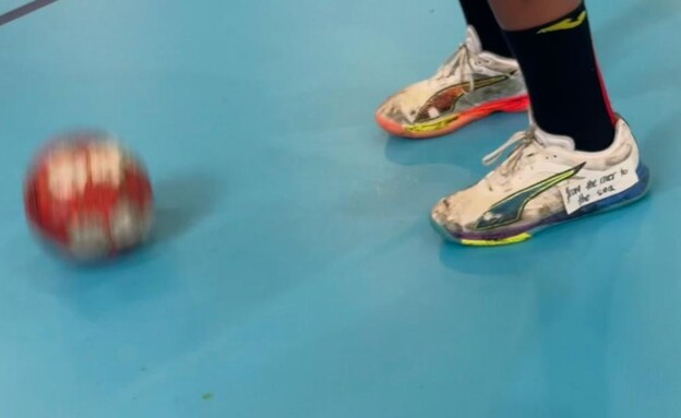 הסמל על נעלי הספרדיות (צילום: איגוד הכדוריד)