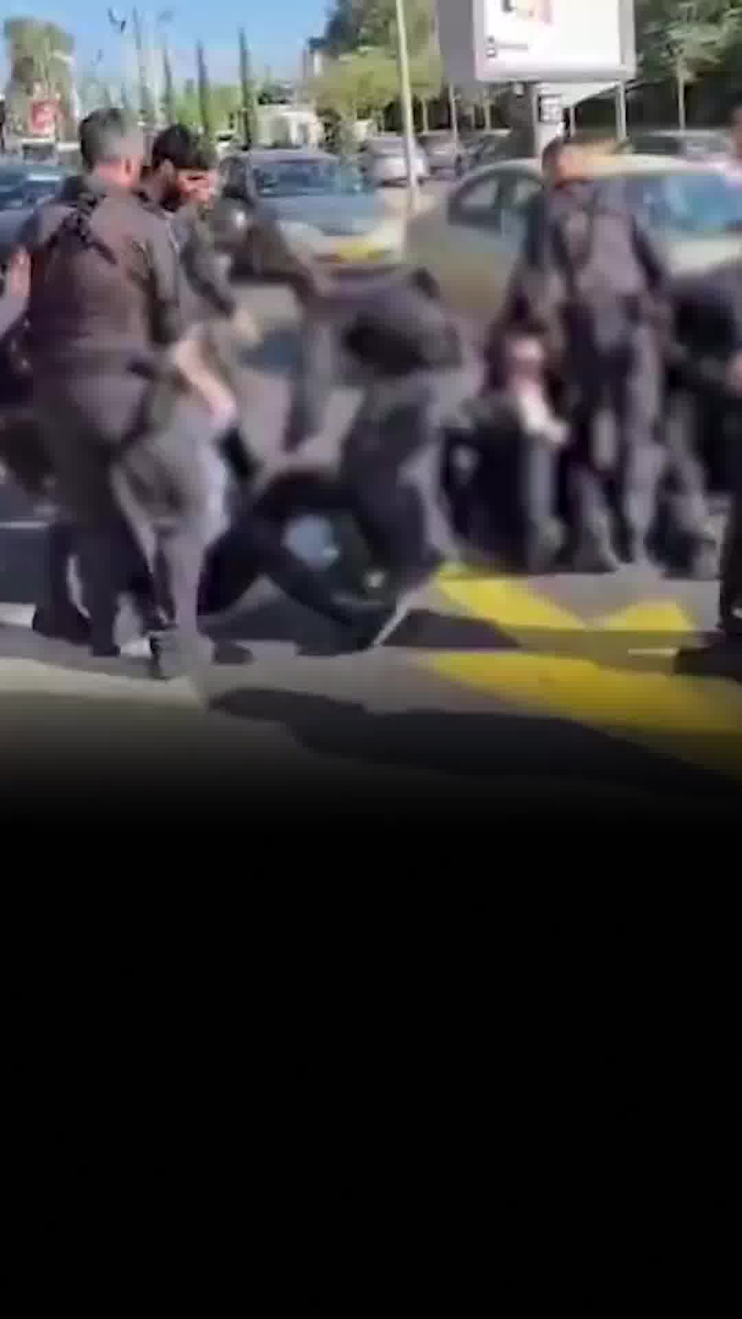 קריאות "נאצים" לשוטרים: עשרות חרדים קיצונים מפגינים נגד הגיוס בלשכות בתל השומר ובירושלים