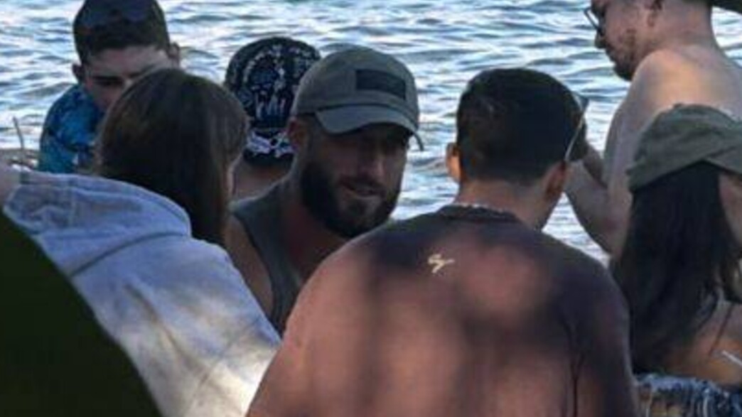 חוגג את הרווקות: כך תפסנו את בן זיני חודש בדיוק אחרי הפרידה