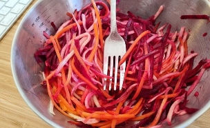 סלט שורשים שהוא שדרוג לחיים (צילום: צילום ביתי, mako אוכל)