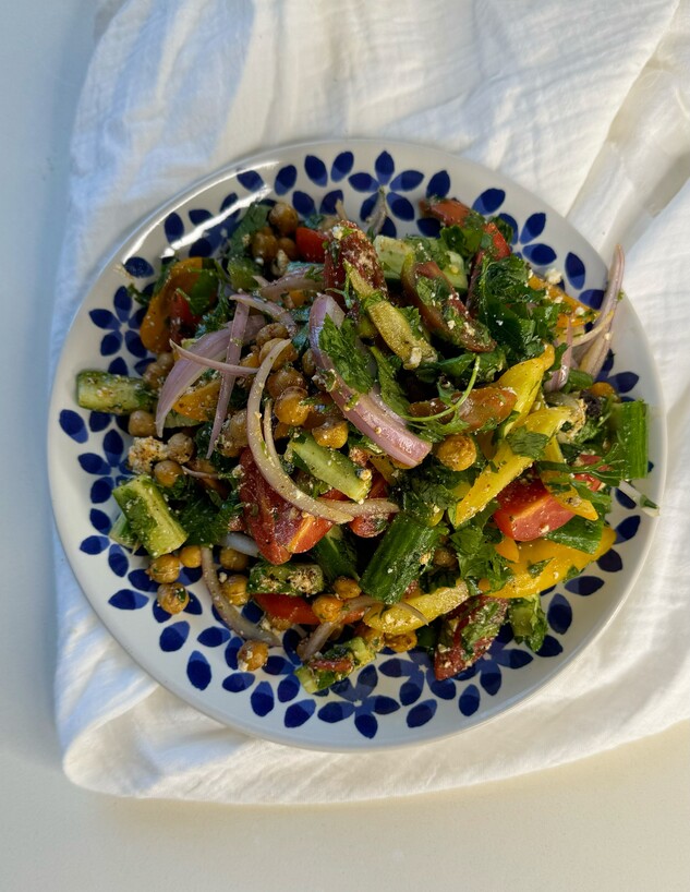 סלט ירקות עם חומוסים פריכים