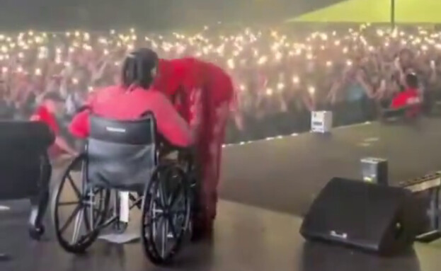 אופסט על הבמה עם כיסט גלגלים