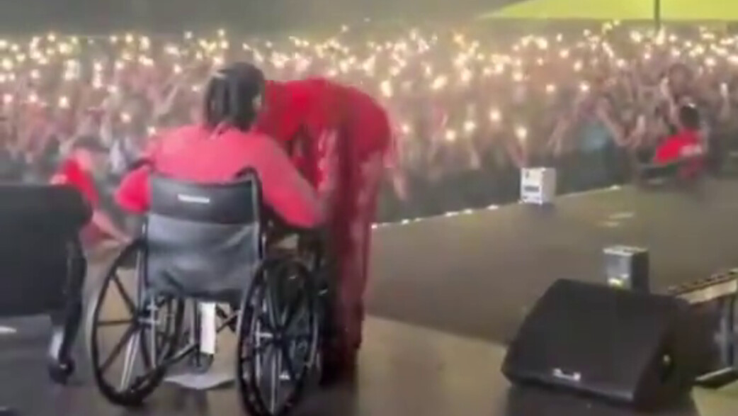 אופסט על הבמה עם כיסט גלגלים אופסט על הבמה עם כיסט גלגלים