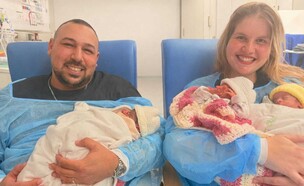 אדווה ואביאל גולדברג פרץ עם השלישייה שנולדה להם (צילום: באדיבות המרכז הרפואי שניידר)