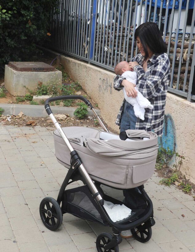 תמונות ראשונות של ירדן ויזל עם בנה התינוק תמונות ראשונות של ירדן ויזל עם בנה התינוק