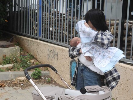 זמן איכות: כך תפסנו את ירדן ויזל בתמונות ראשונות עם בנה התינוק