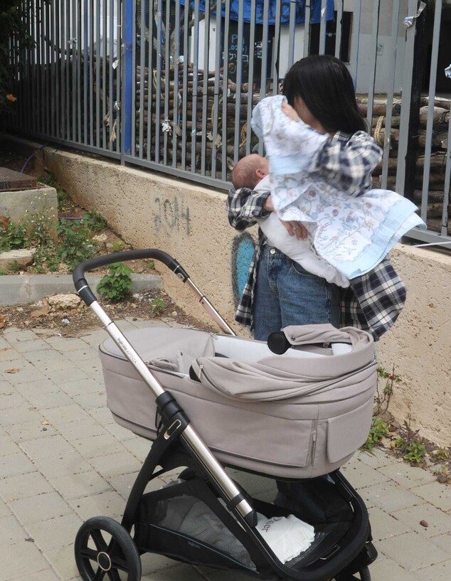תמונות ראשונות של ירדן ויזל עם בנה התינוק תמונות ראשונות של ירדן ויזל עם בנה התינוק