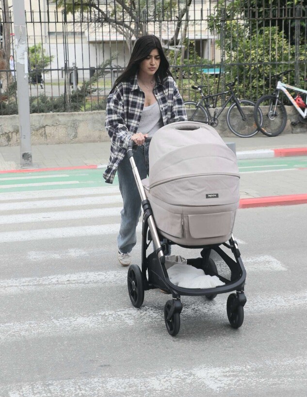 תמונות ראשונות של ירדן ויזל עם בנה התינוק תמונות ראשונות של ירדן ויזל עם בנה התינוק