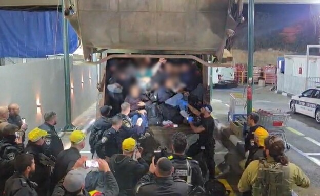 עשרות פלסטינים שב"חים נתפסו כשהובלו במשאית זבל