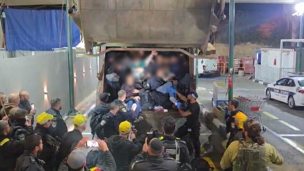 עשרות פלסטינים שב"חים נתפסו כשהובלו במשאית זבל עשרות פלסטינים שב"חים נתפסו כשהובלו במשאית זבל