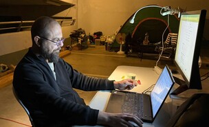 ד"ר אלכס טנדלר במקלט שבו הוא מתגורר בזמן המלחמה (צילום: באדיבות המצולם)