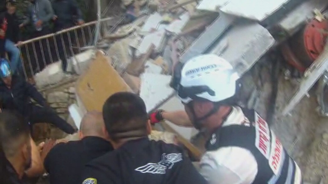 תיעוד דרמטי מהמלחמה עם איראן: חילוץ אזרח מההריסות בחיפה