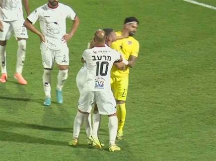 עימות חריג על הדשאץ גלנטי וטאהא (צילום: ספורט 5)