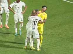 עימות חריג על הדשאץ גלנטי וטאהא (צילום: ספורט 5)