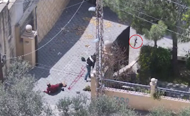 כניעת המחבלים והשלכת נשקם לרצפה