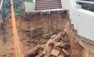 קריסת המצוק בחוף צאנז בנתניה (צילום: עיריית נתניה)