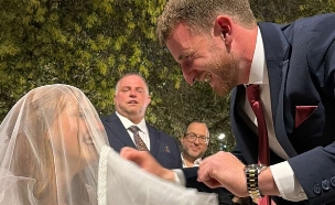 שירן וולף ונחשון פלדמן נפגשים בחתונה (צילום: אפרת סביר)