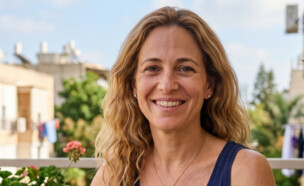 אישה יושבת במרפסת הבית שלה (AI: mako)